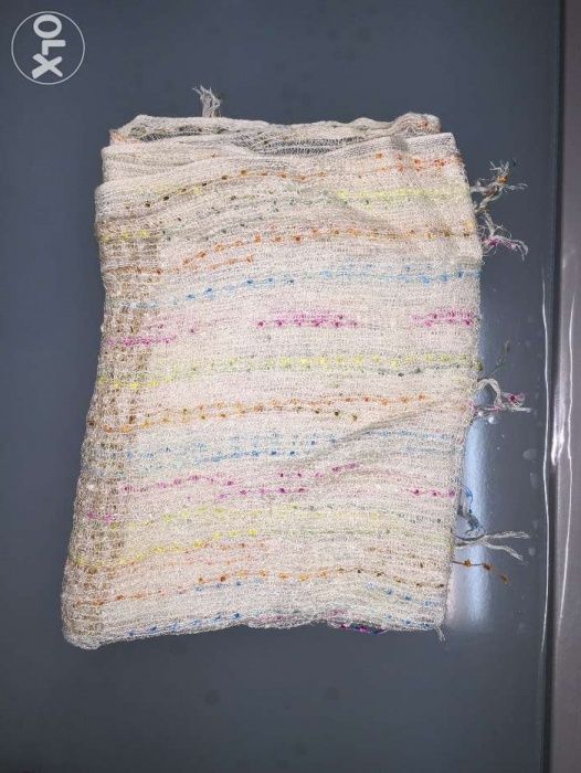 Echarpe em cores brancas, azul, rosa, verde e amarelo