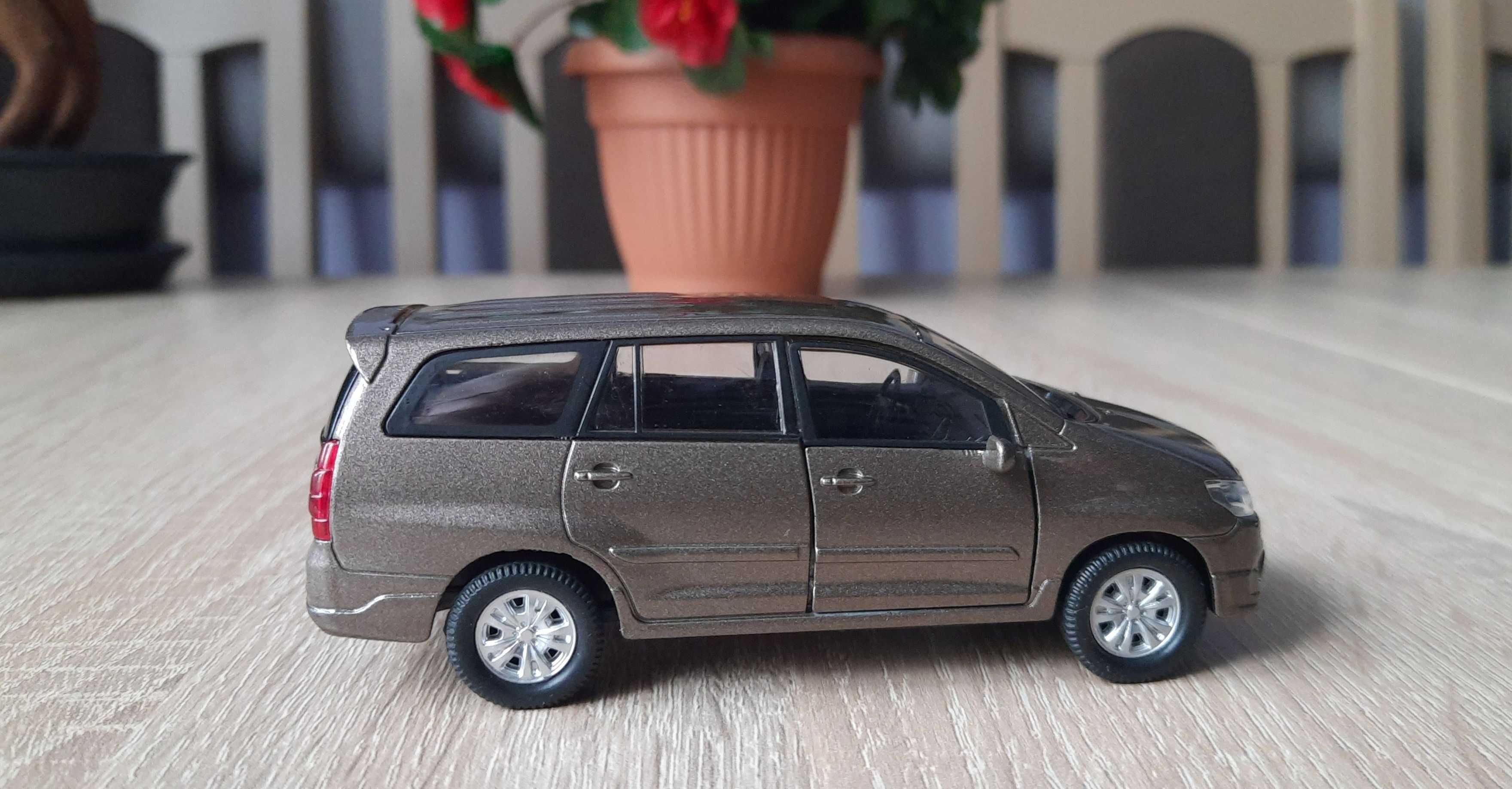 Toyota Innova, Land Cruiser i Rav 4 Welly 1:34