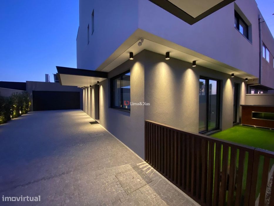 Moradia de Luxo T-3 à praia da Madalena