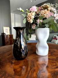 Elegancki, czarny wazon z motywem brązowych łezek