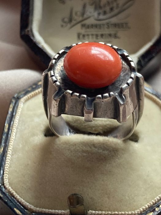 Stary duży srebrny pierścionek z koralem