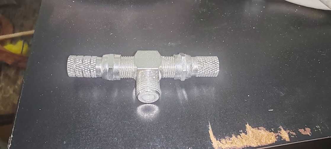 Conector triplo para ligação de cabo de TV