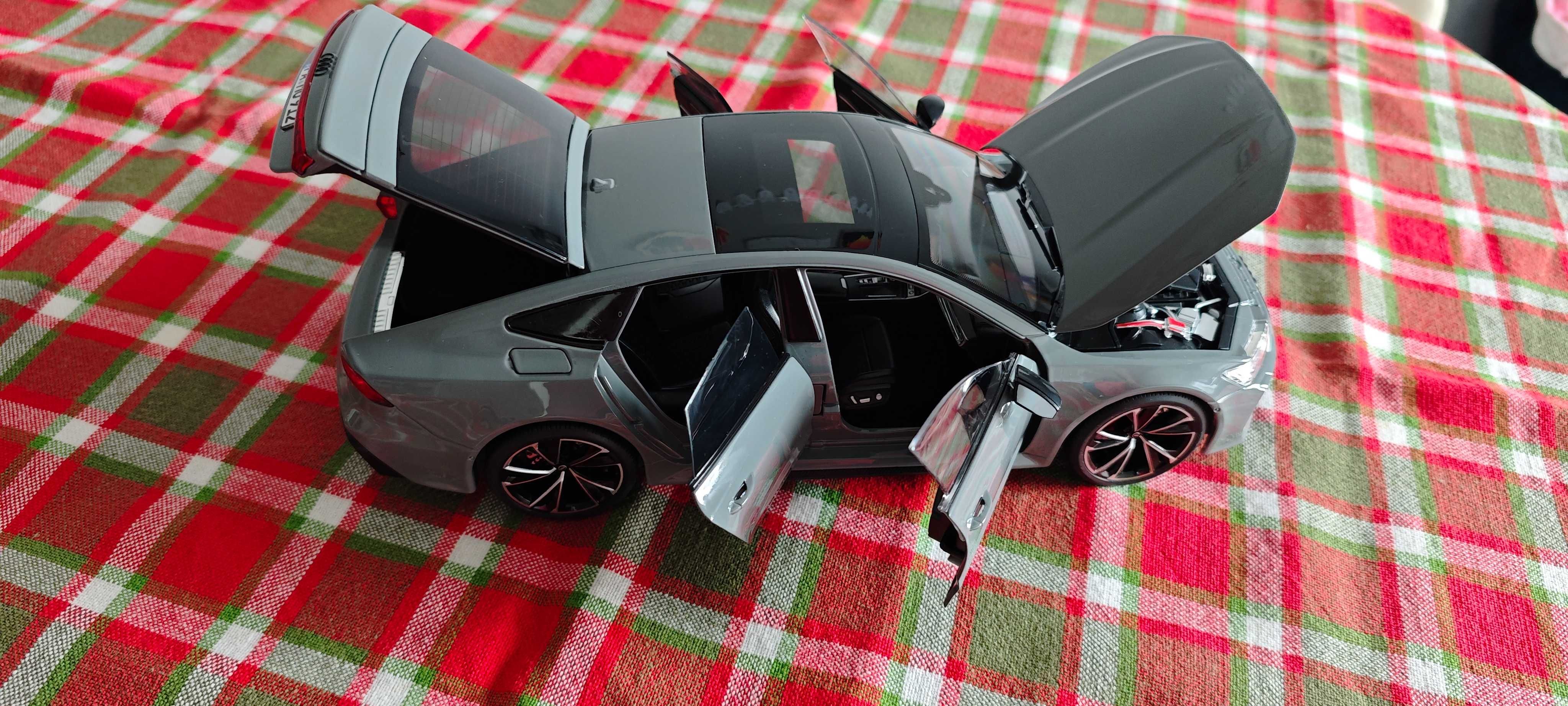 Model Audi RS7 Sportback skala 1:18 z oświetleniem P/T pilot szare