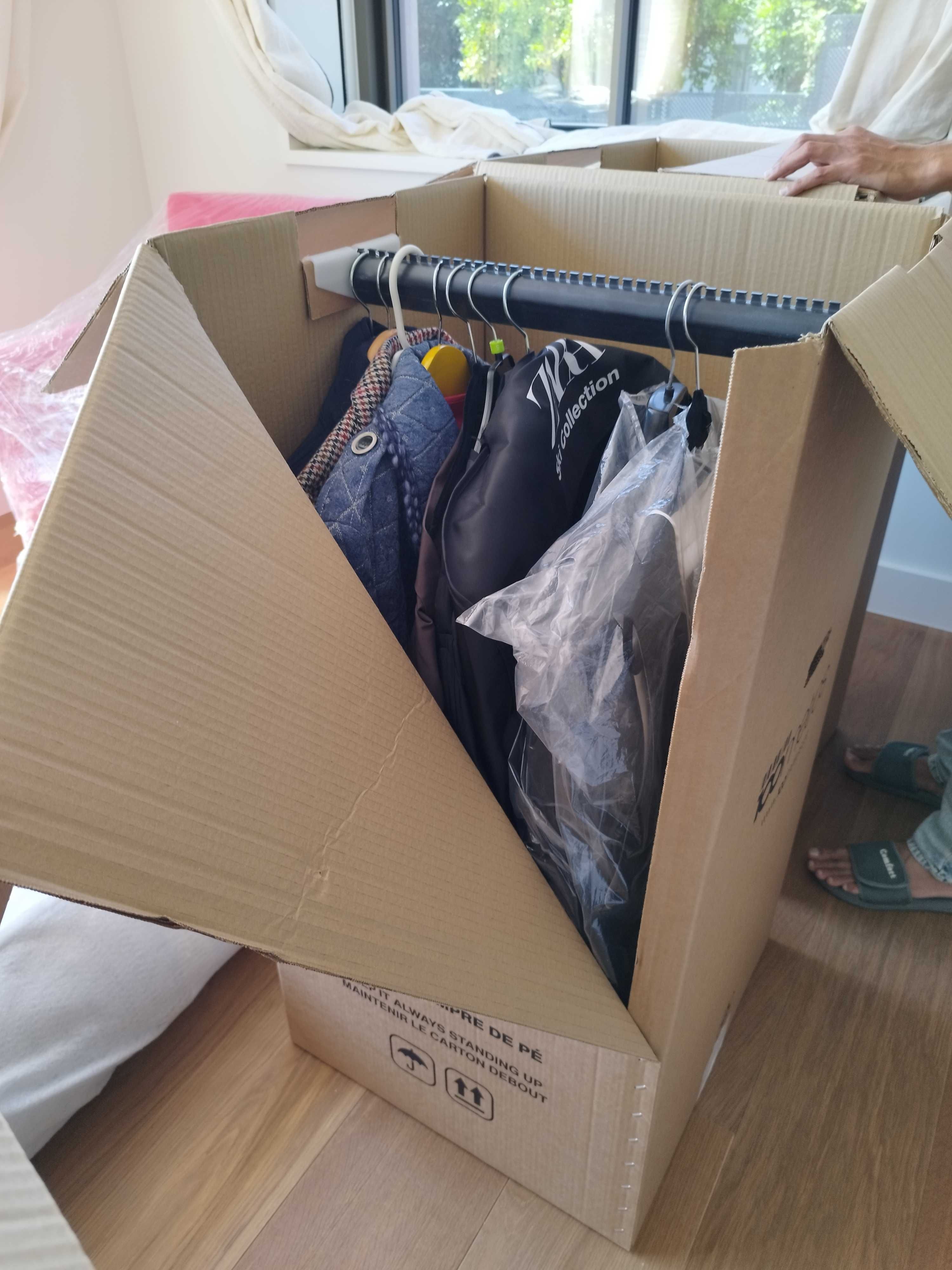Caixas cartão cabideiros