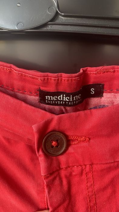 czerwone krótkie spodenki