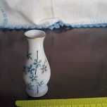 Miniatura jarra porcelana motivo floral azul com dourado