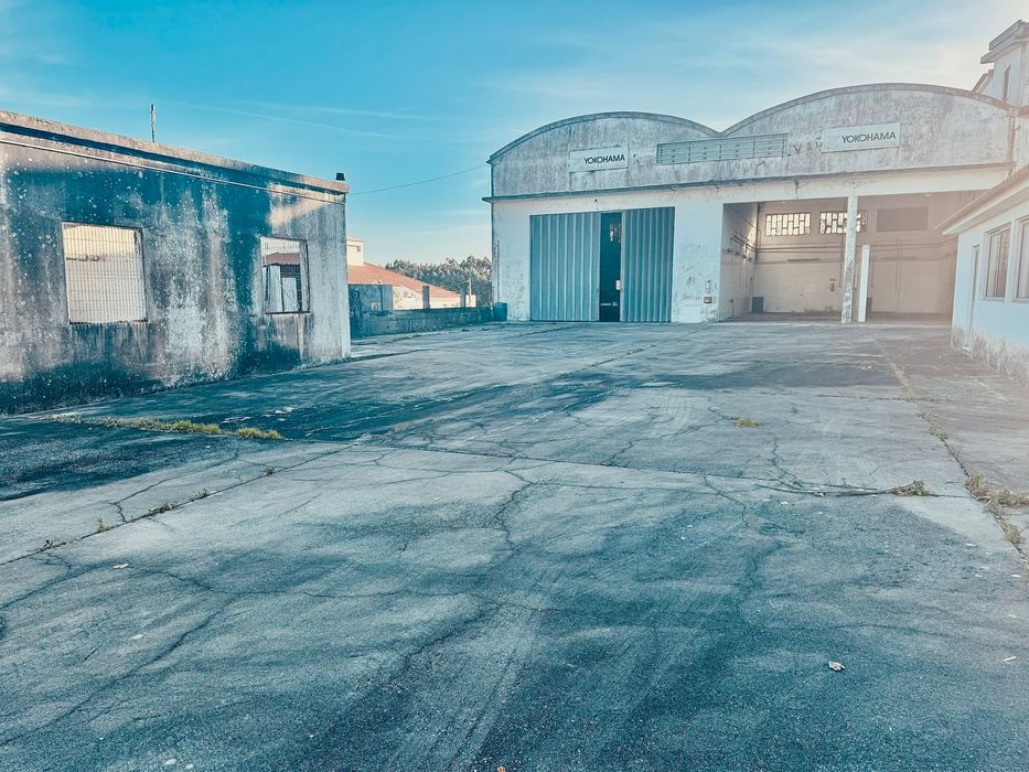 Arrenda-se pavilhões com 1.100m2