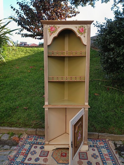 Móvel de canto em madeira com pintura artesanal,
Medidas:168/57/34cm
E