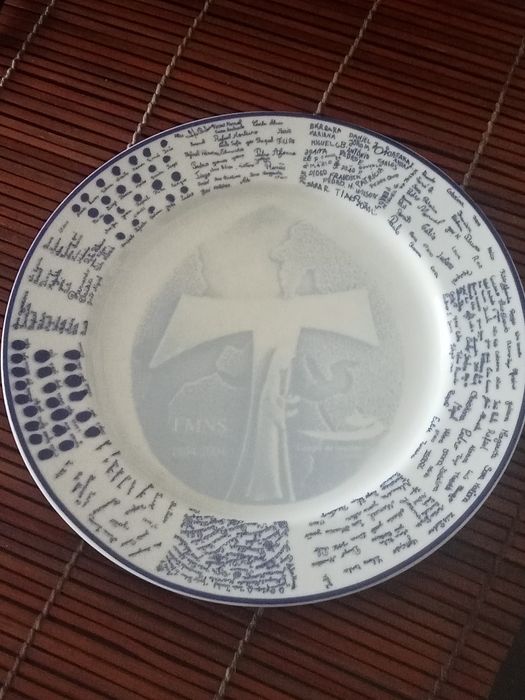 Belo prato de porcelana comemorativo