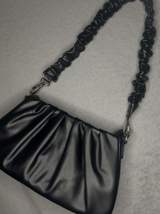 Стильна чорна сумка-клатч Sinsay з екошкіри.