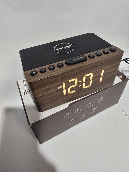Stylowy drewniany budzik z radiem i ładowarką indukcyjną ANJANK AC190