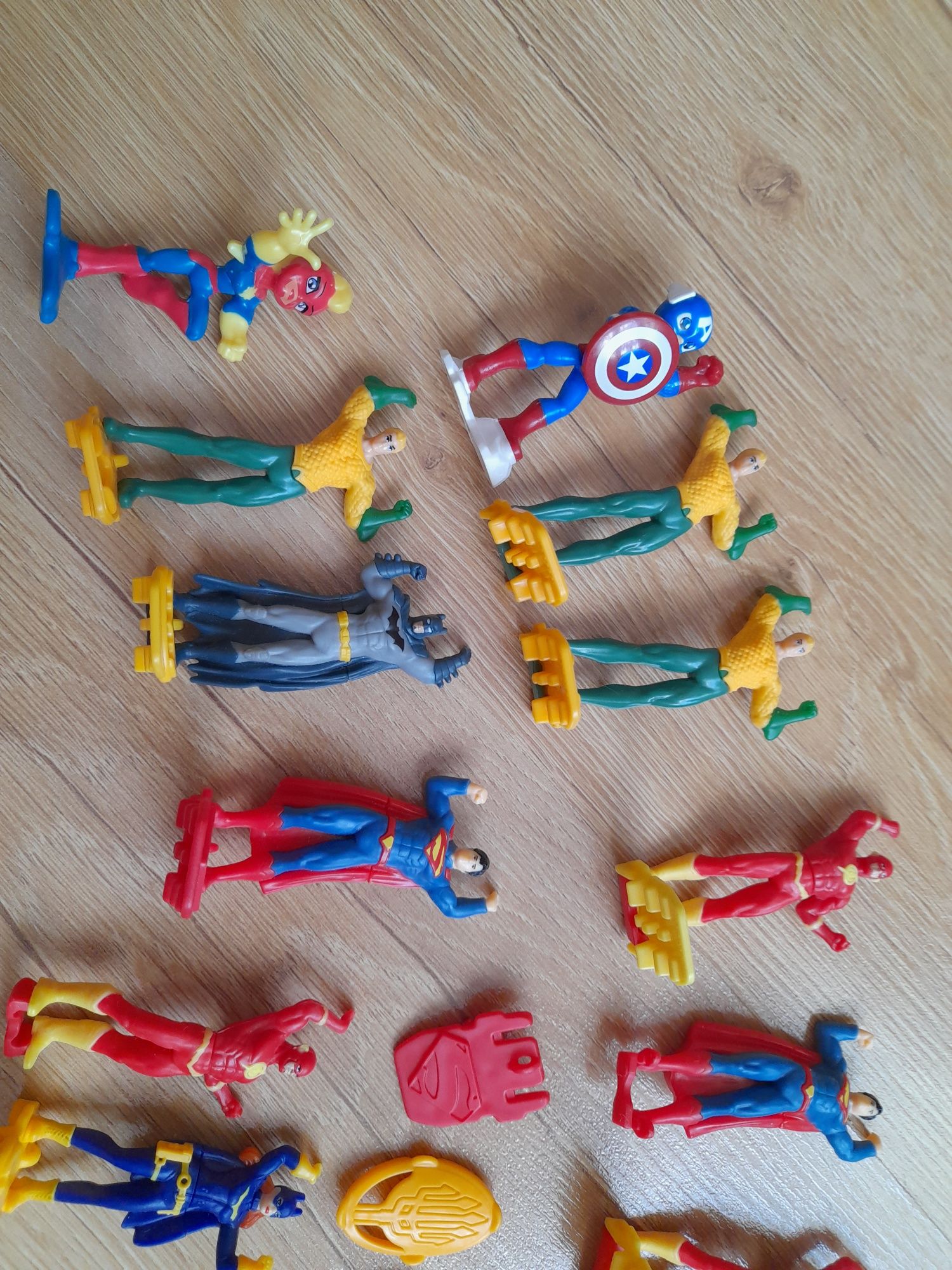 Figurki kinder niespodzianka superman, batman, superbohater 14 sztuk