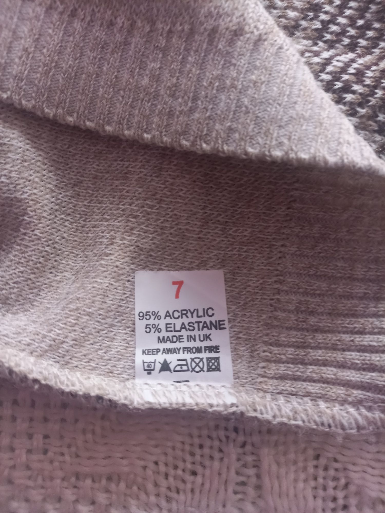 Ciekawy sweter z kwiatowym wzorem