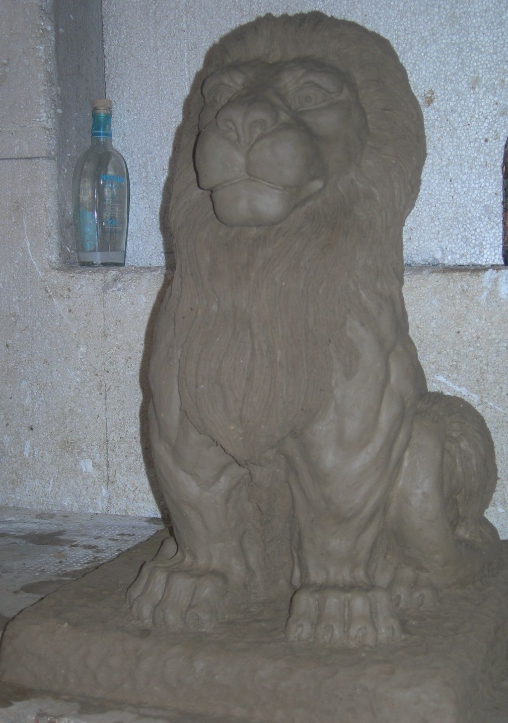 Скульптура лев із бетону
