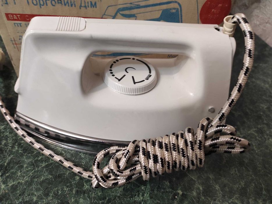 Новый утюг с терморегулятором  в коробке