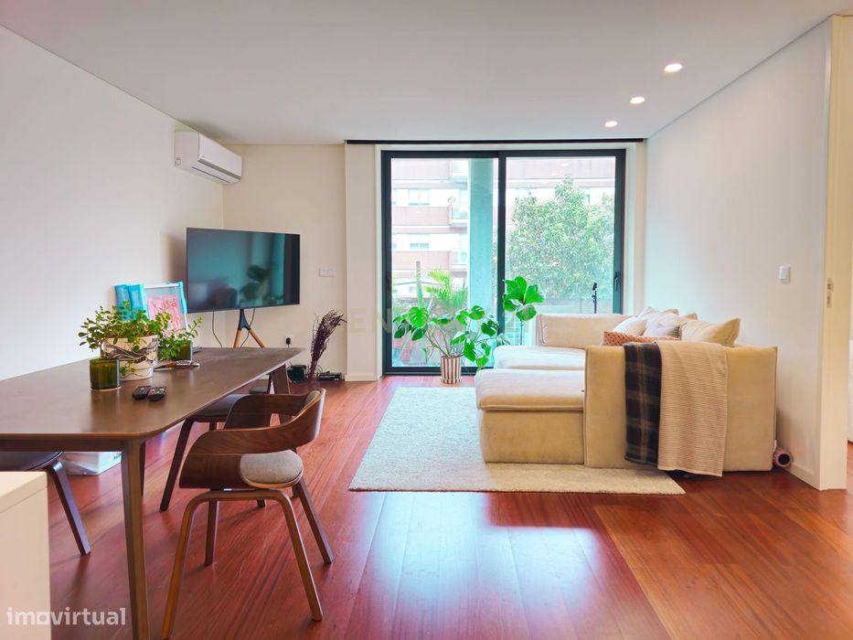 T1 moderno com varanda – Rua 5 de Outubro, Porto (junto à Casa da Músi