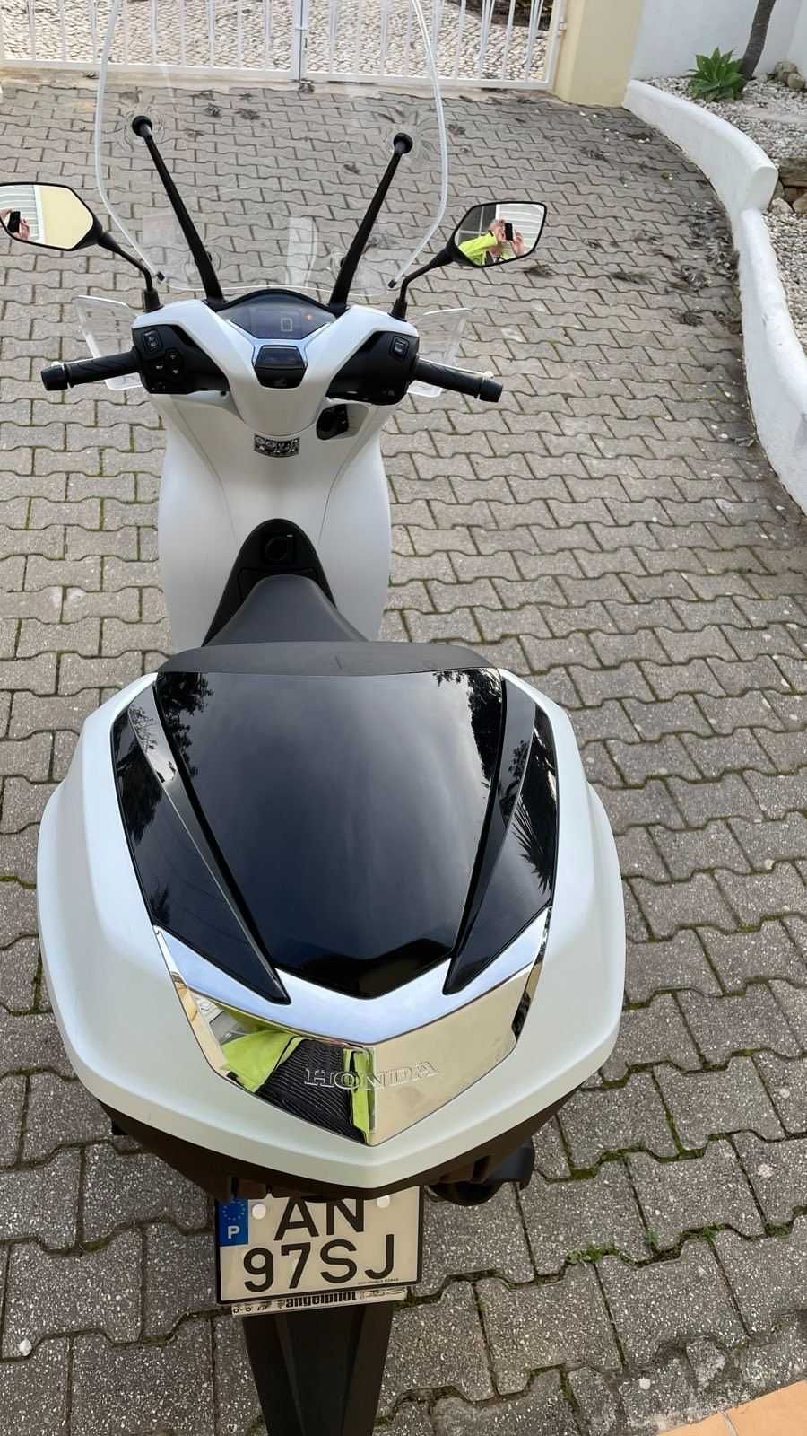 Scooter Honda SH125i de 2022 - com para-brisas - como nova