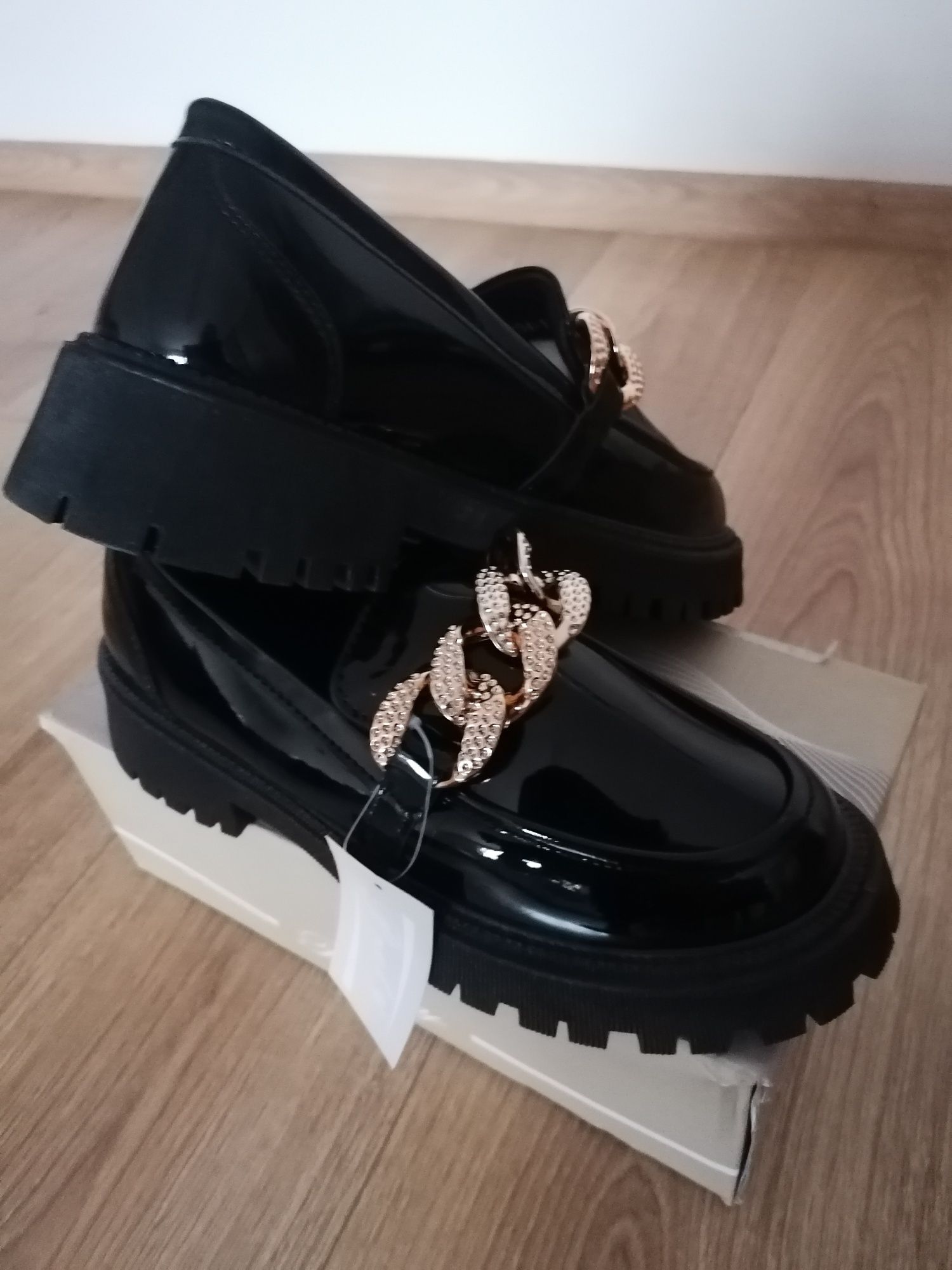 Nowe lakierowane mokasyny roz 39