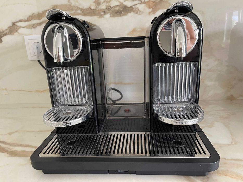 Máquina de Café Nespresso Dupla em Preto e Cromado
