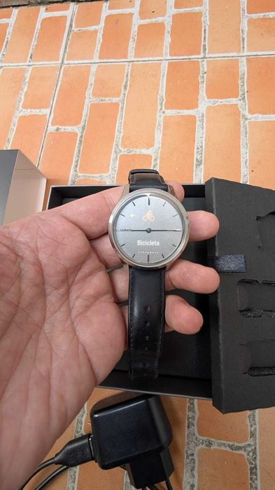 Smartwatch híbrido. Garmin vívomove Luxe