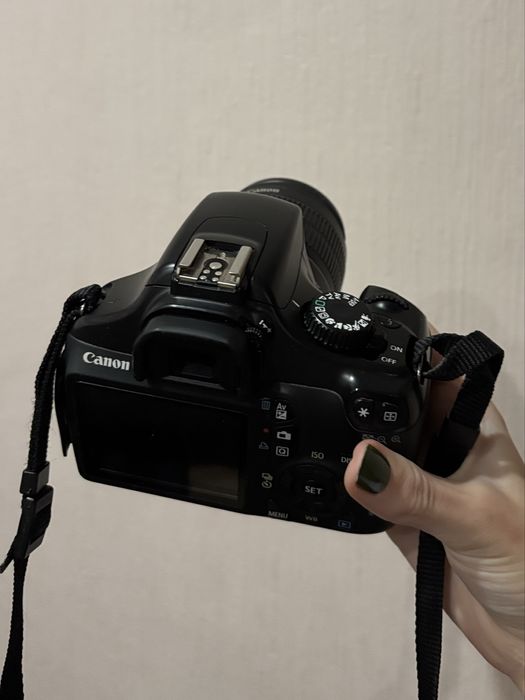 Фотоопарат Canon EOS 1100D