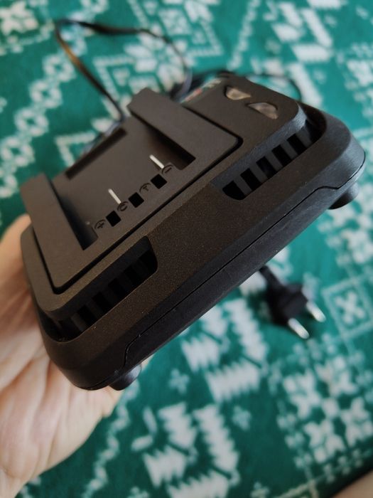 Oryginalna ładowarka Yato YT-82848 do baterii akumulatorów