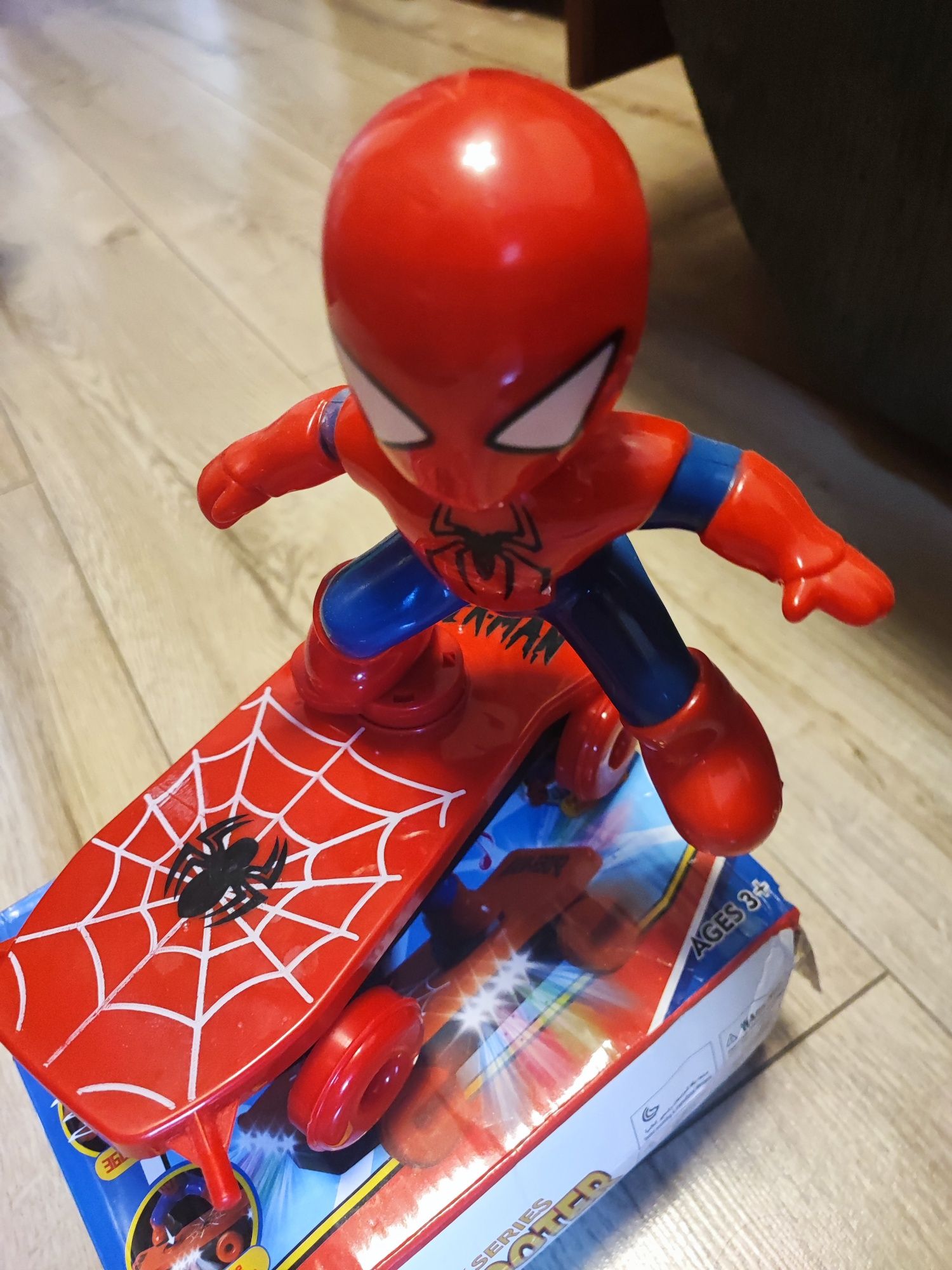 Spiderman jeżdżący na deskorolce