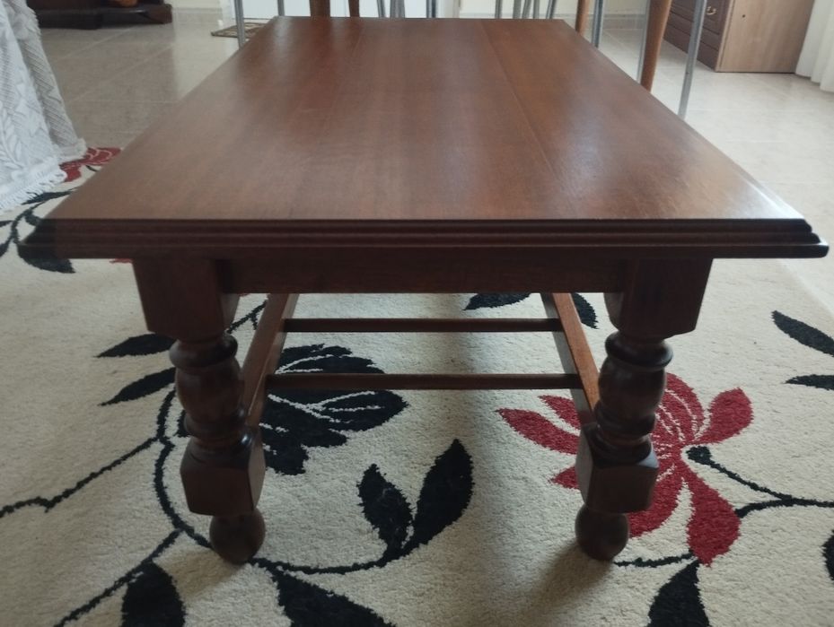 Mesa de sala em mogno