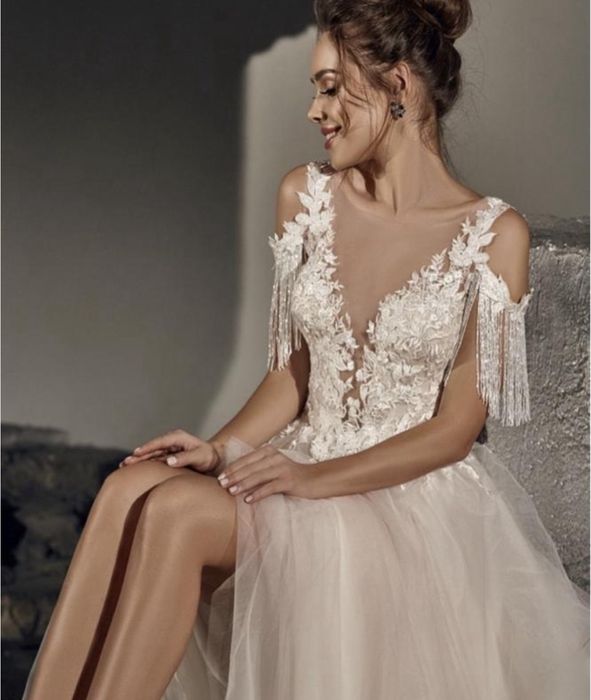 Весільна сукня(підʼюбнік, фата, прикраси для машини) все в цій вартост