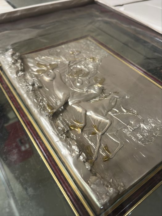 Moldura com espelho e desenhos feitos em prata