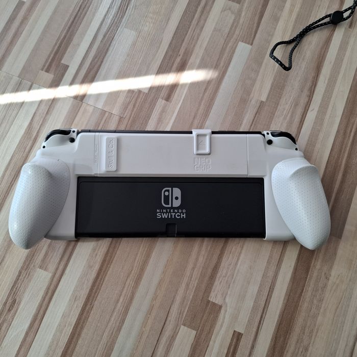 Nintendo Switch OLED + neogrip skull n co