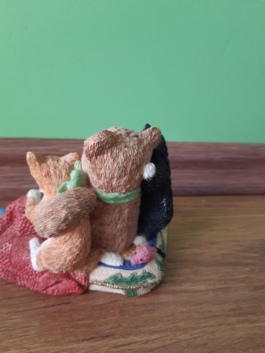 Śliczna figurka Bear Hug z kolekcji collectible world studios kolekcja