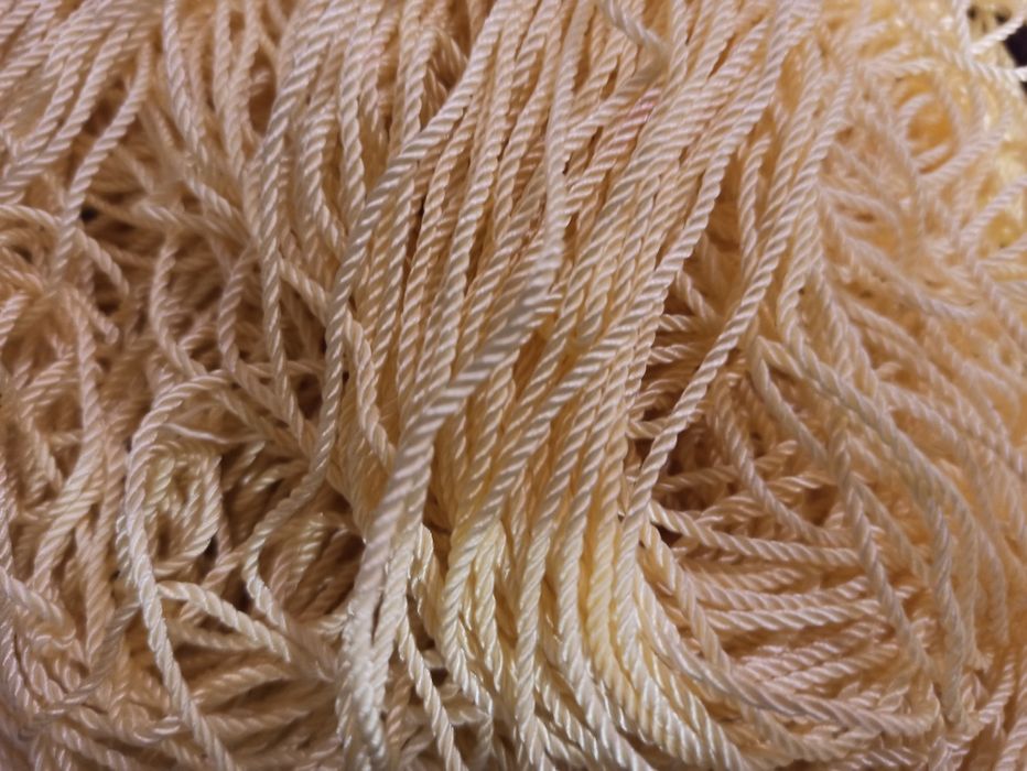 Шнур бытовой крученый из полиамидных нитей.