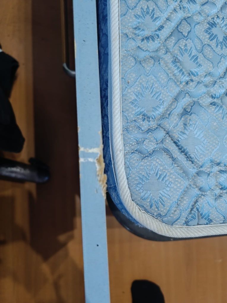 Cama de solteiro que fica em cama de casal