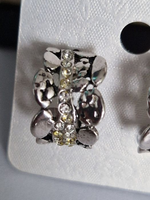 Klipsy, ozdoba na uszy, nowe, środek z błyszczącymi kryształkami