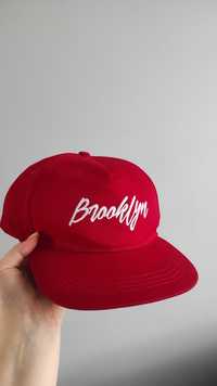 Czerwona czapka z daszkiem Bershka z nadrukiem Brooklyn unisex