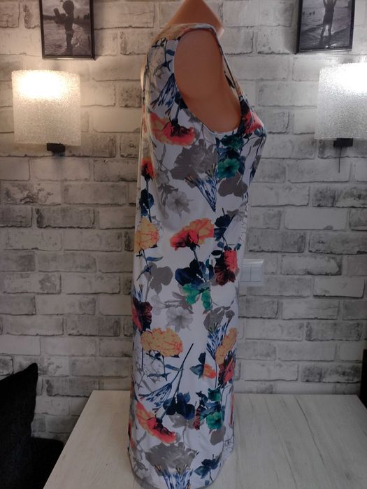 sukienka  lato letnia biała w kwiaty L kwiatki  bez rękawów elastyczna