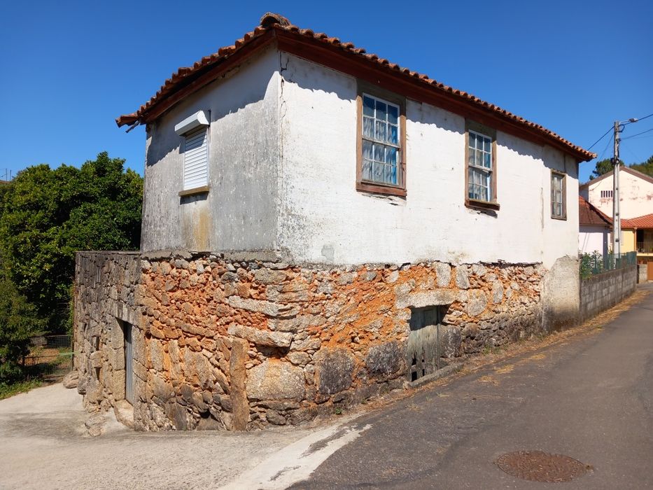 Moradia para restaurar com terreno