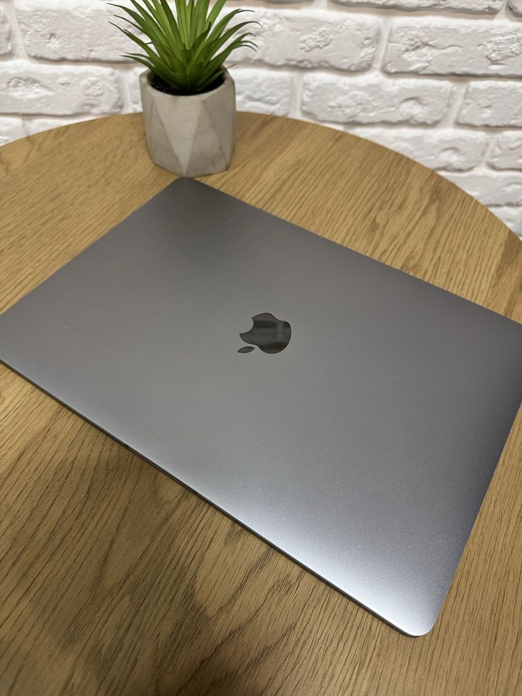MacBook Pro 2017 Touch Bar 8/256gb Intel Core i5