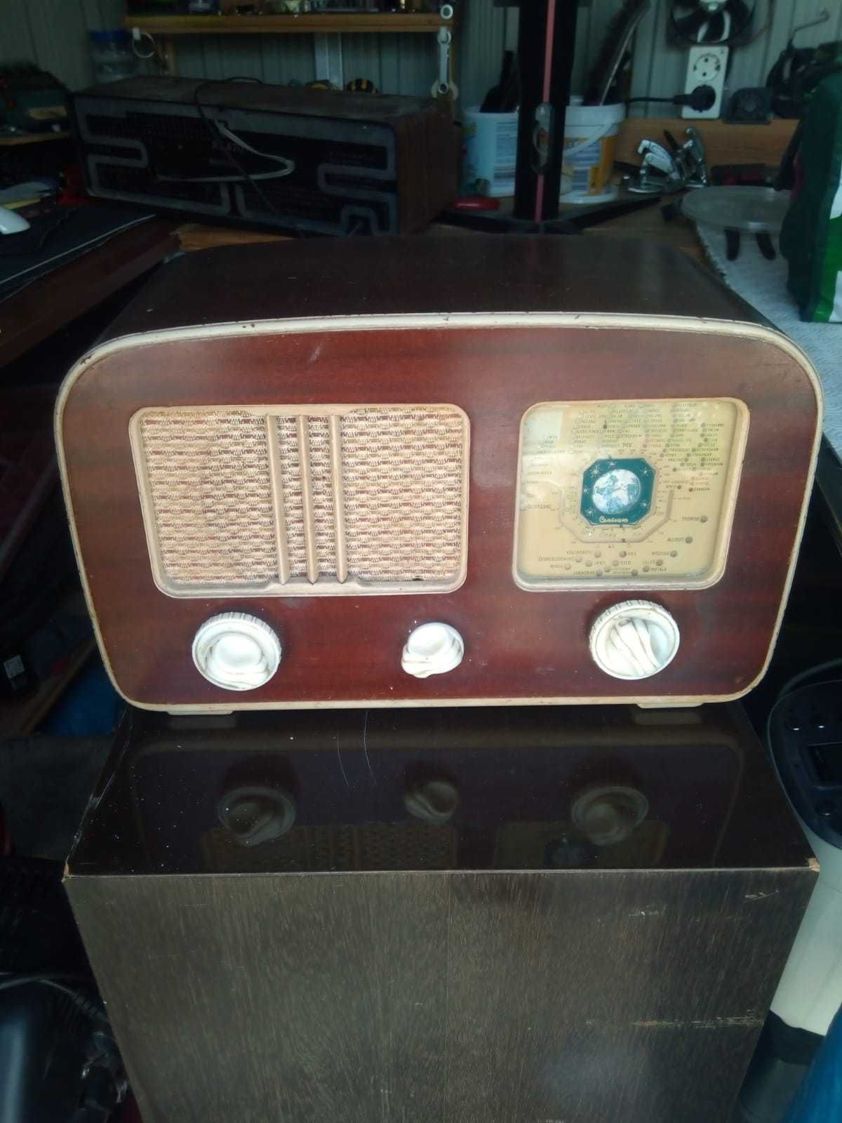 Rádio antigo a válvulas de 1950