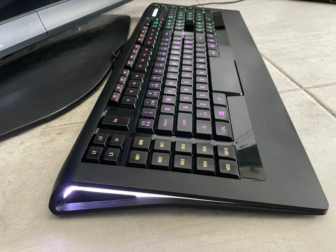 Клавіатура до компютера SteelSeries з RGB-підсвіткою.