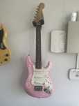 Guitarra 3/4 Squier Strat Mini Hello Kitty