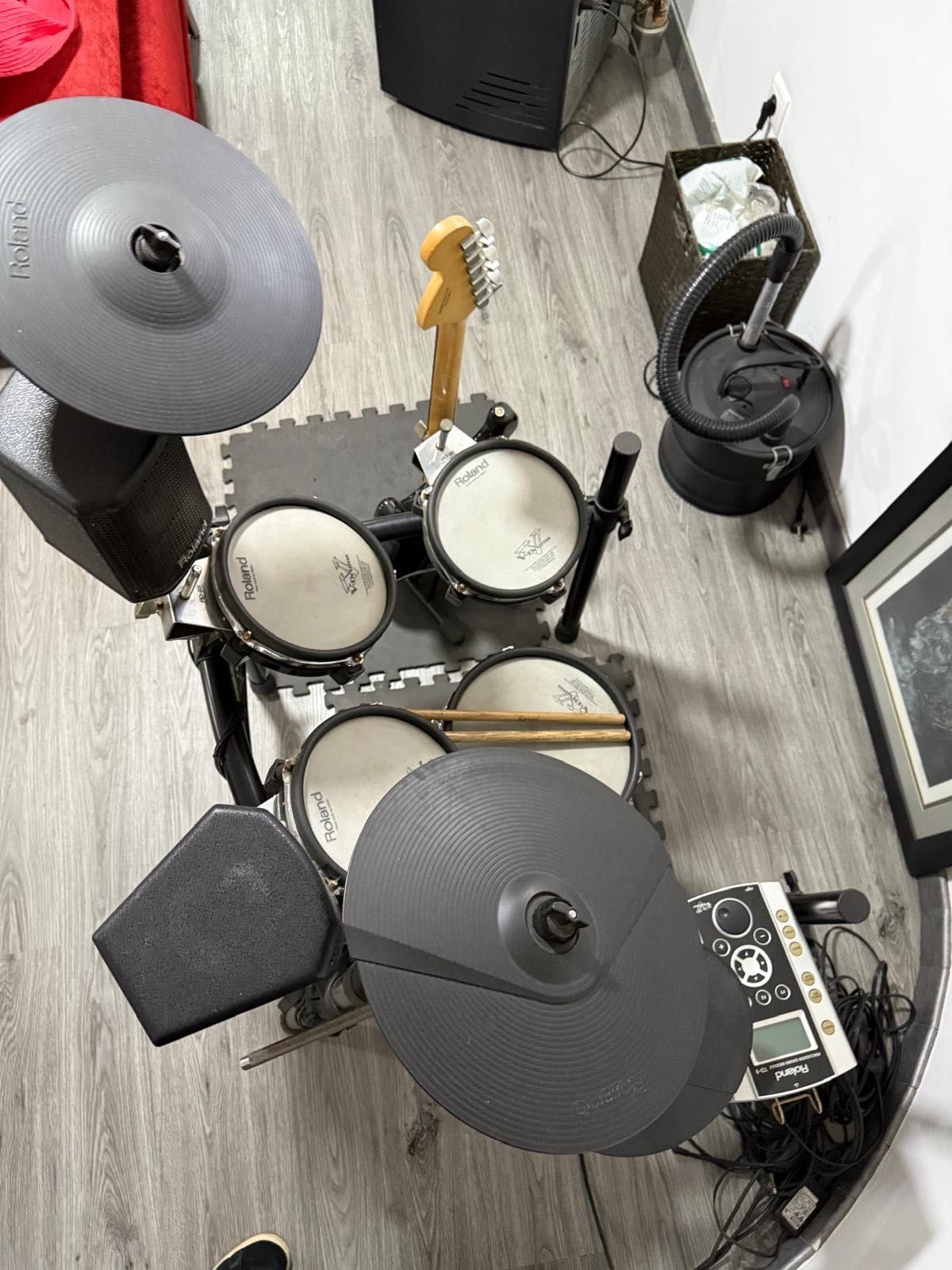 Bateria Eletrónica Roland V-Drums + Amplificador PM-30 – Top de Gama!