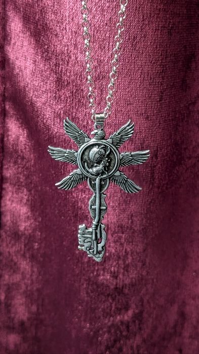 Большой винтажный старинный ключ с крыльями орла resident evil