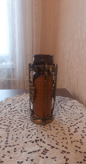 Старинная ваза в кованой подставке