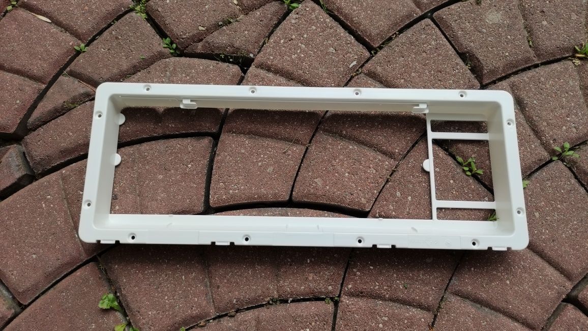 Ramka kratki wentylacyjnej lodówki Thetford  186x483 nowa