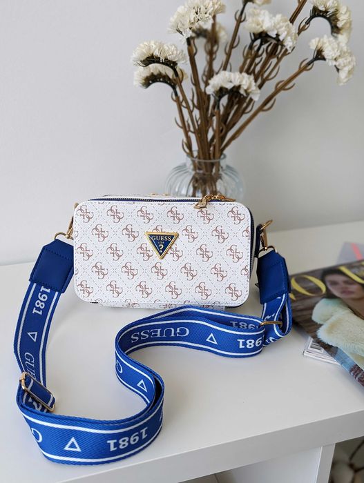 Сумочка Guess кросс-боді з яскравим ремінцем - Тренд літа