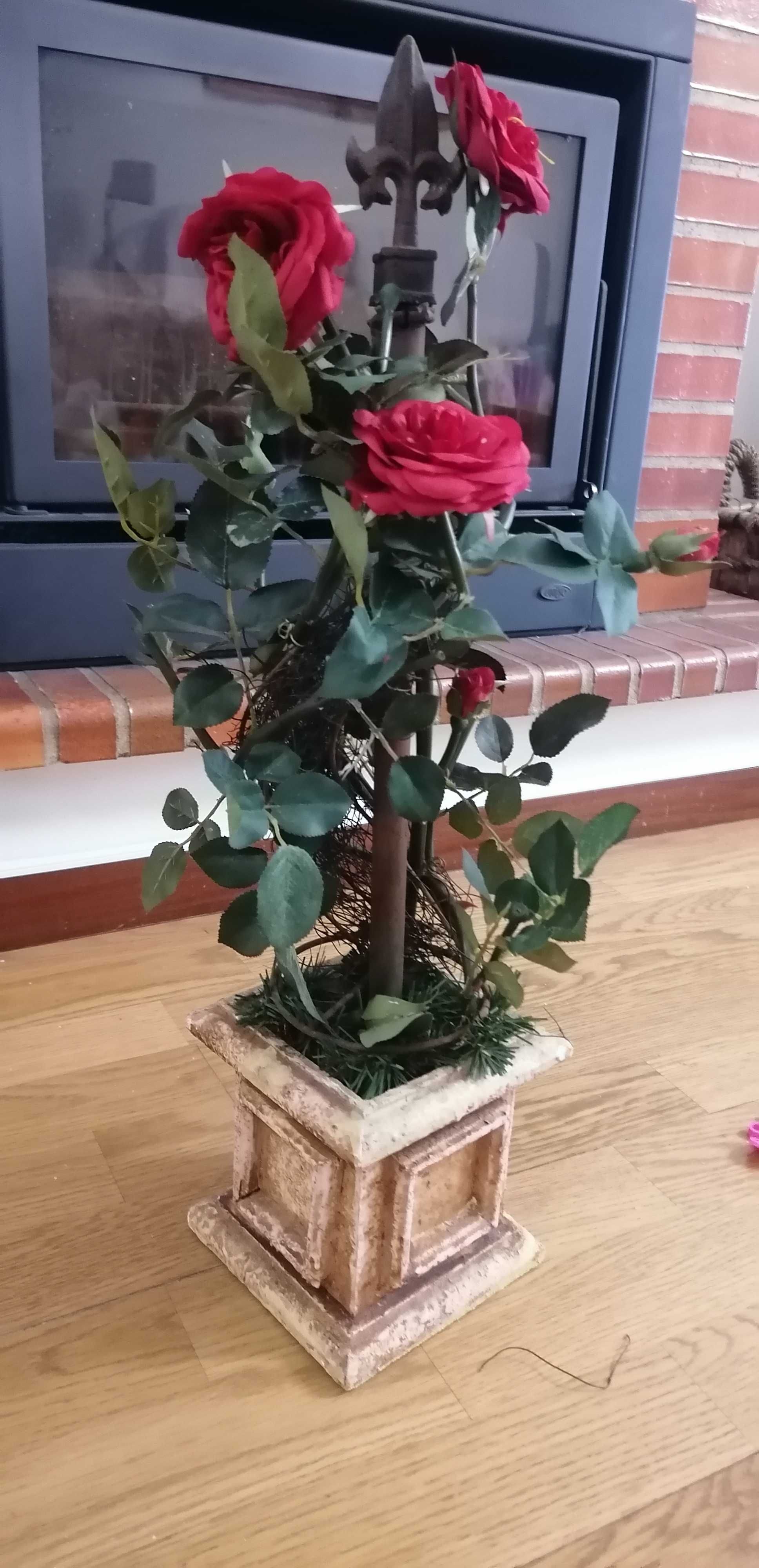 Arranjo de rosas vermelhas artificiais com vaso