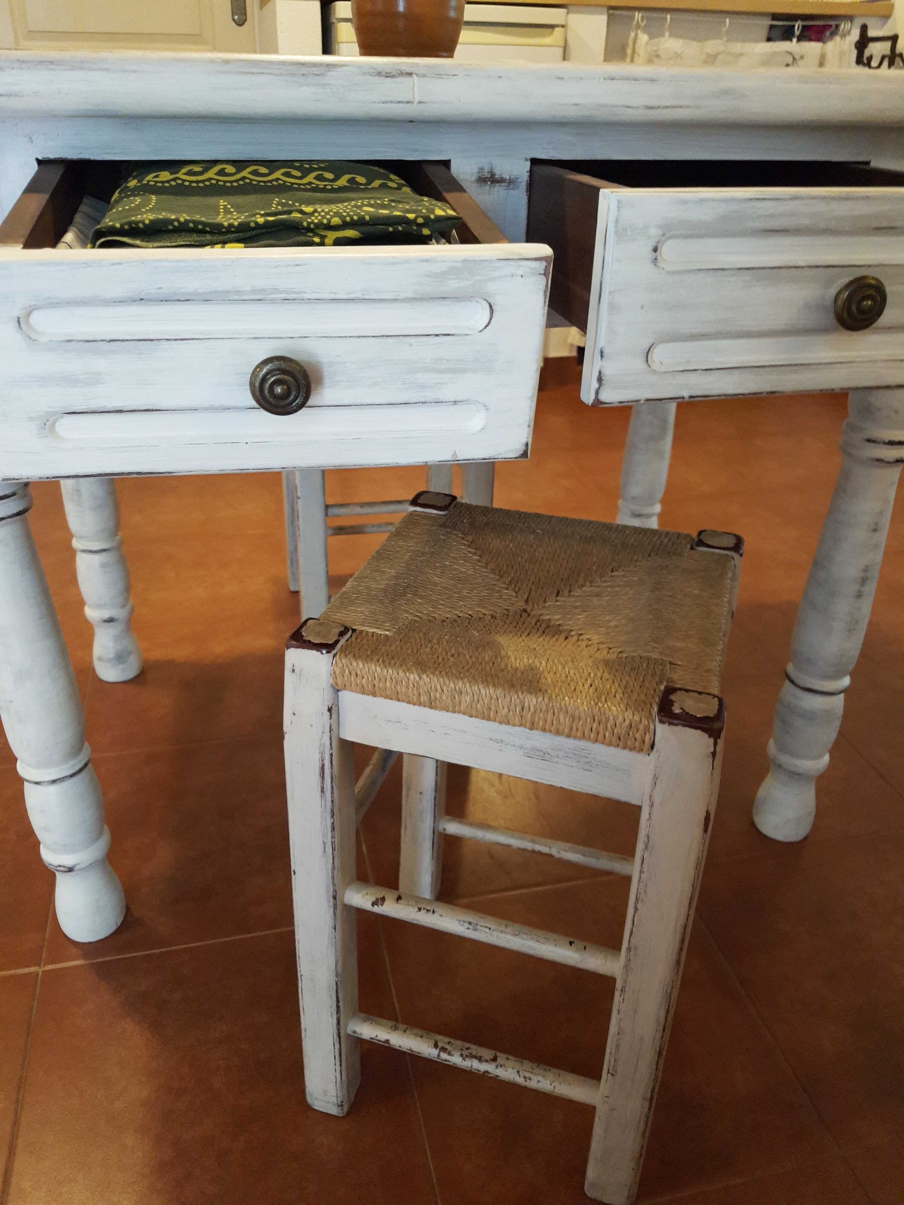 Mesa de jantar em mogno com torneados + 4 bancos