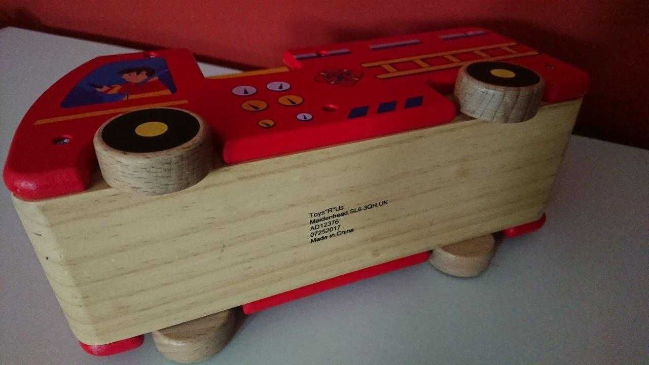 Carro de bombeiros em madeira (brinquedo)